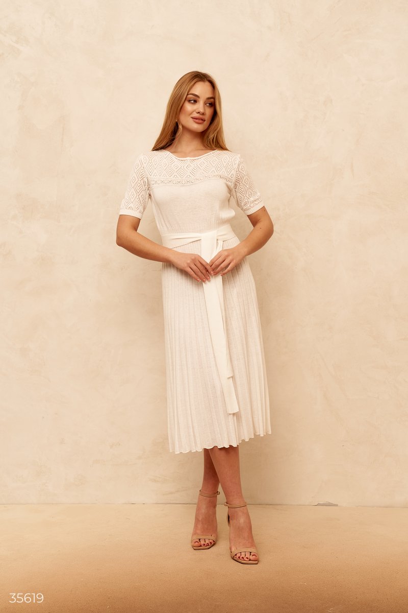 Вязаное белое платье с ажурной кокеткой фотография 5