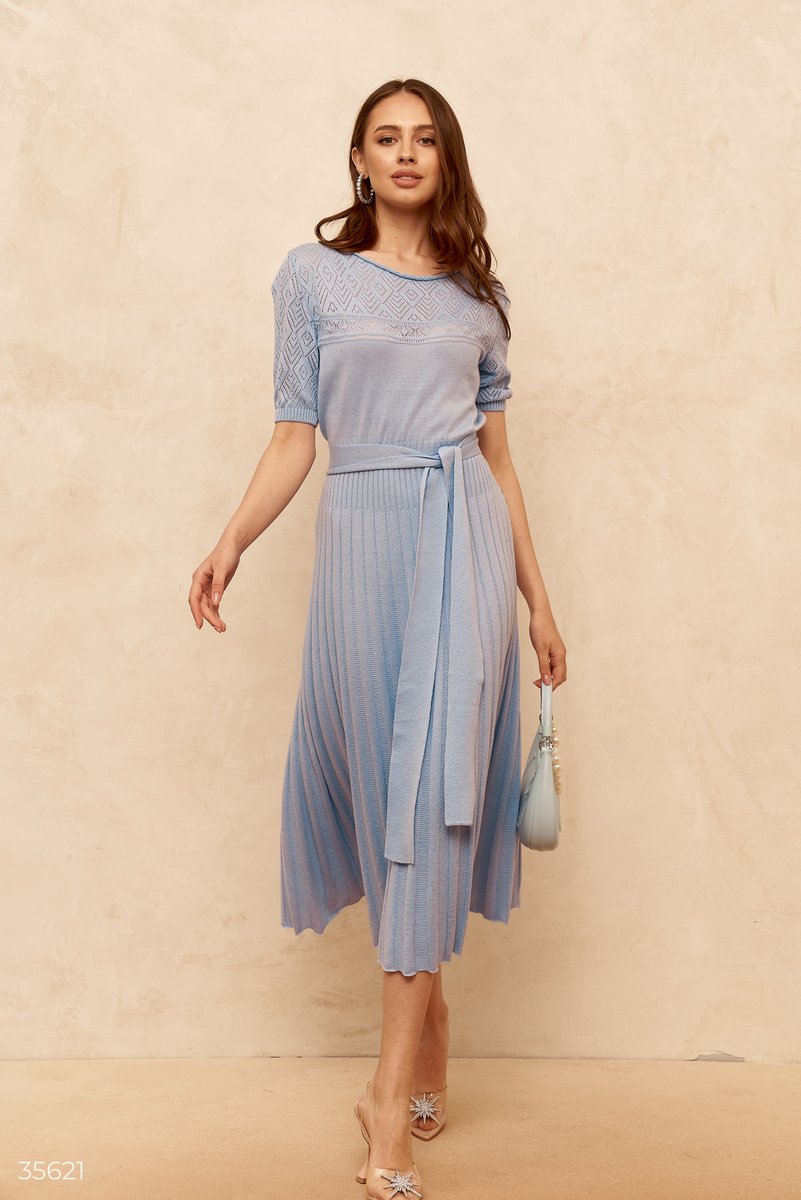 Вязаное голубое платье с ажурной кокеткой фотография 4