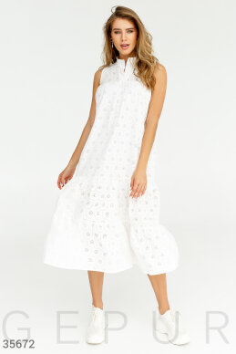 Сукня білого кольору вільного крою фотографія 1