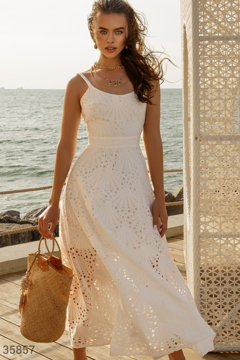 Повітряна біла сукня