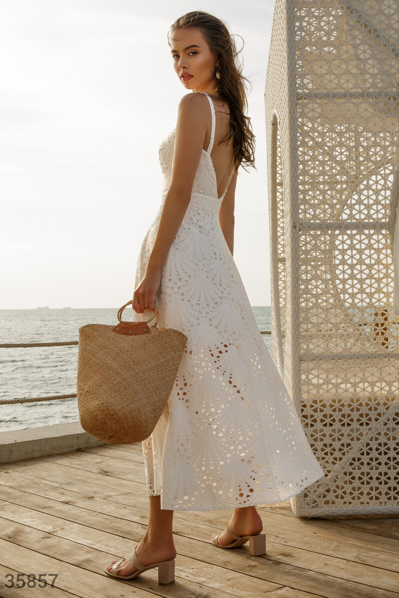 Повітряна біла сукня