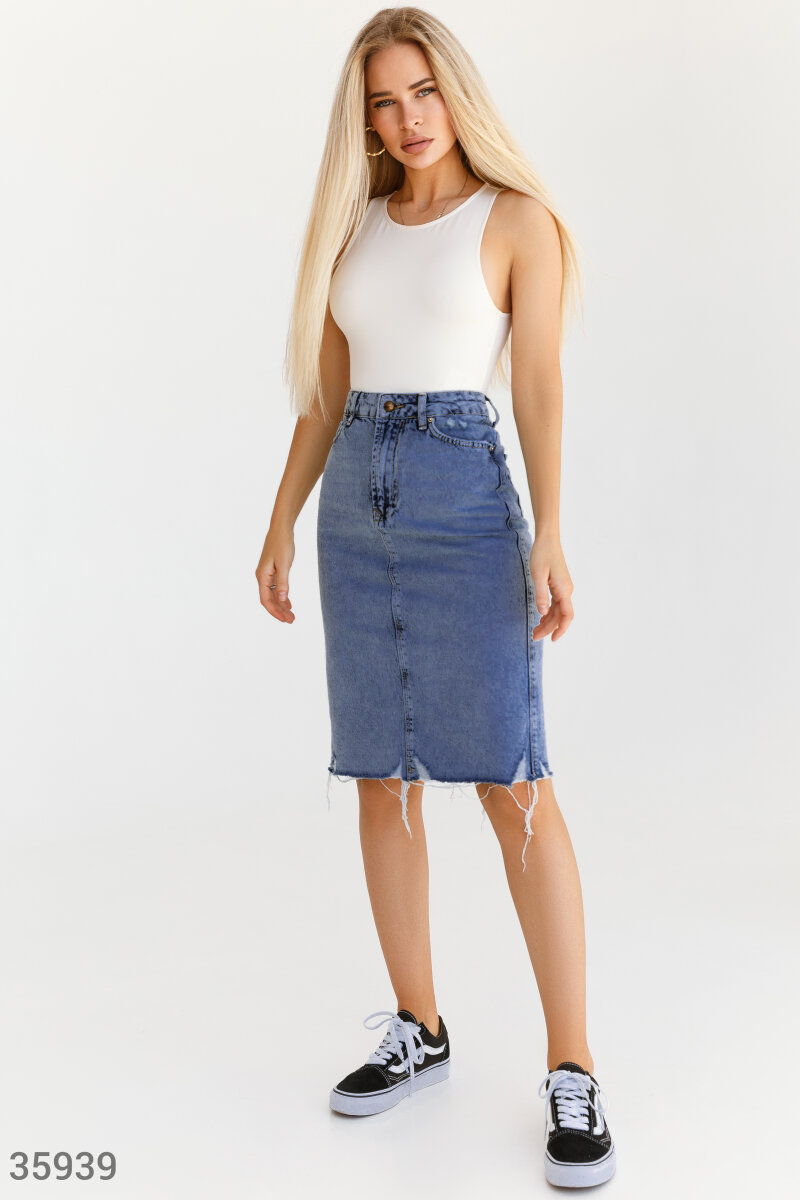 

Трендовая джинсовая юбка с рваным подолом