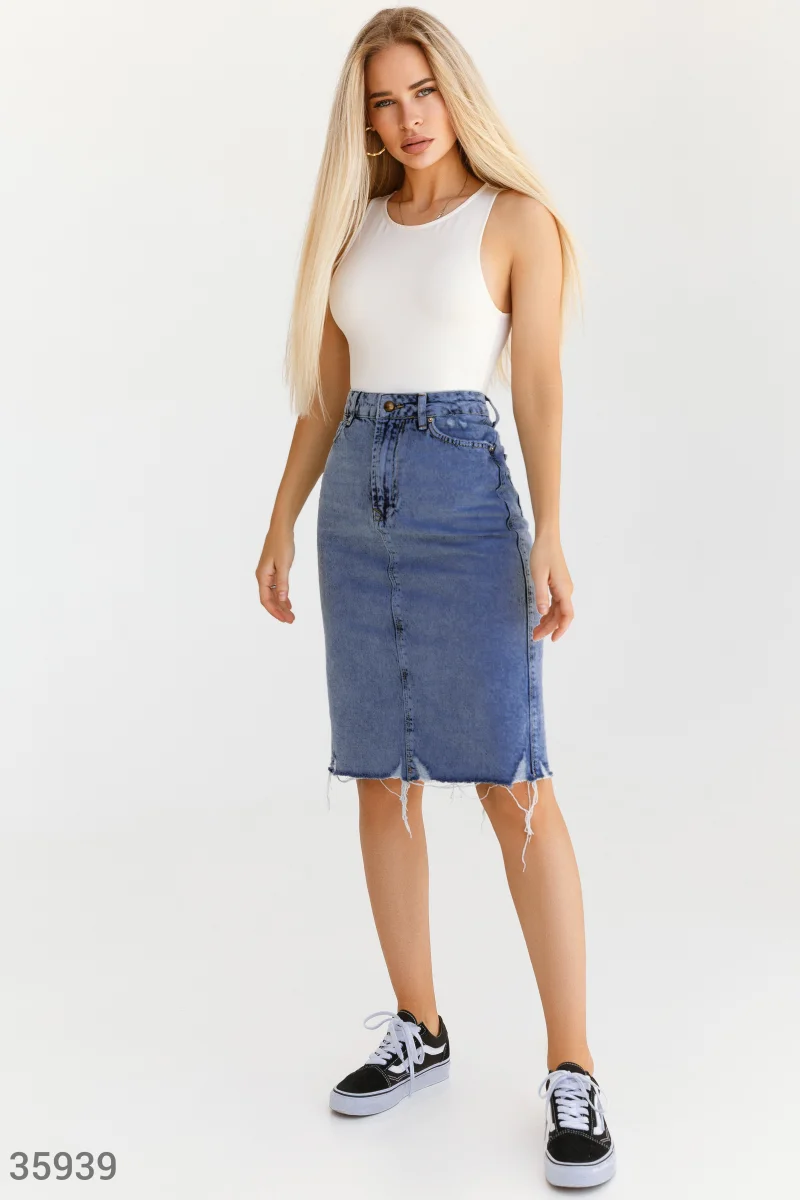 Трендовая джинсовая юбка с рваным подолом фотография 1