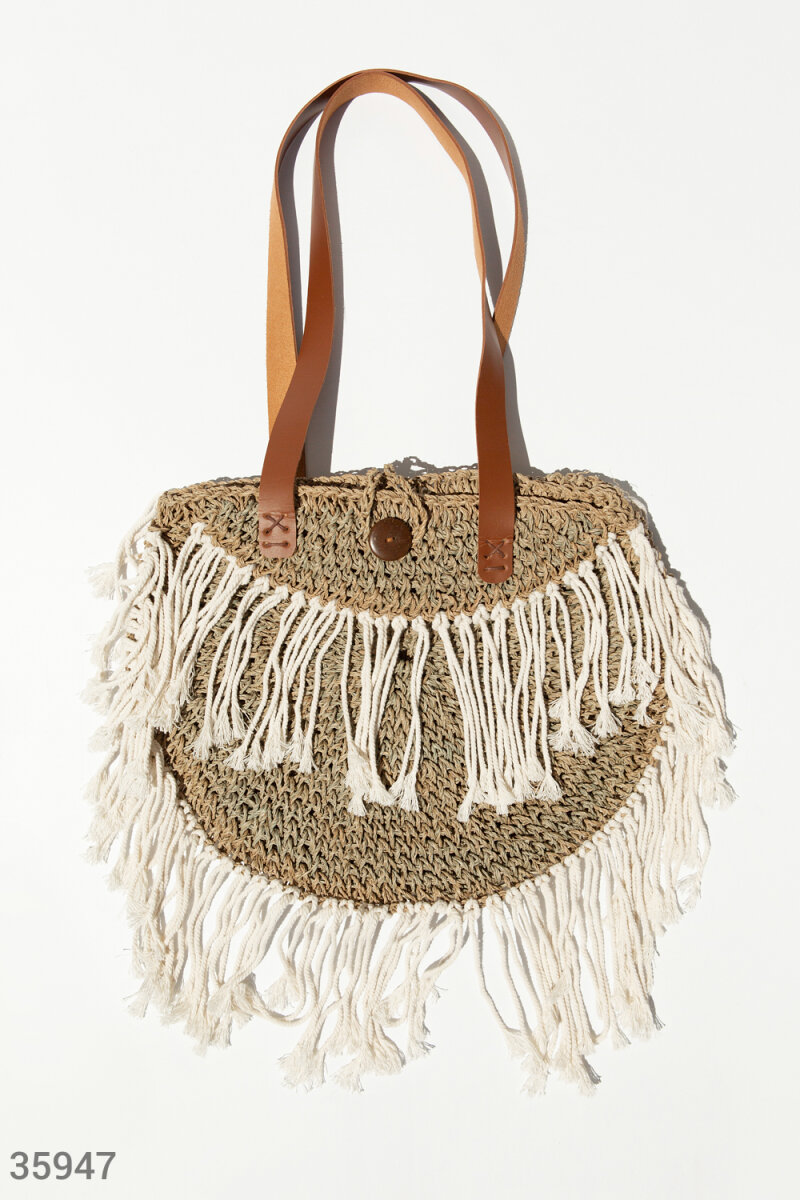 

Стильная плетеная сумка с бахромой