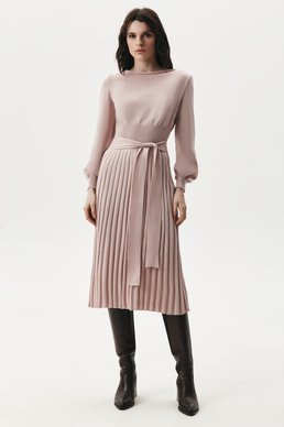 Розовое трикотажное платье миди с плиссированным низом фотография 3
