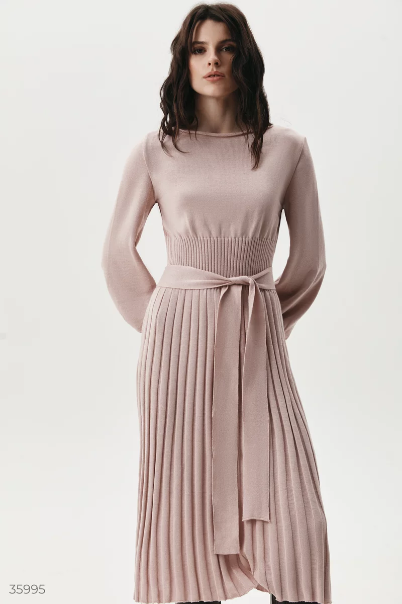 Пудрова трикотажна сукня міді з плісованим низом фотографія 3