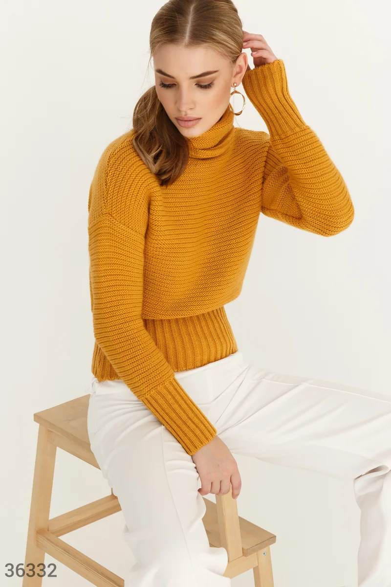 Приталенный свитер трендового оттенка фотография 1