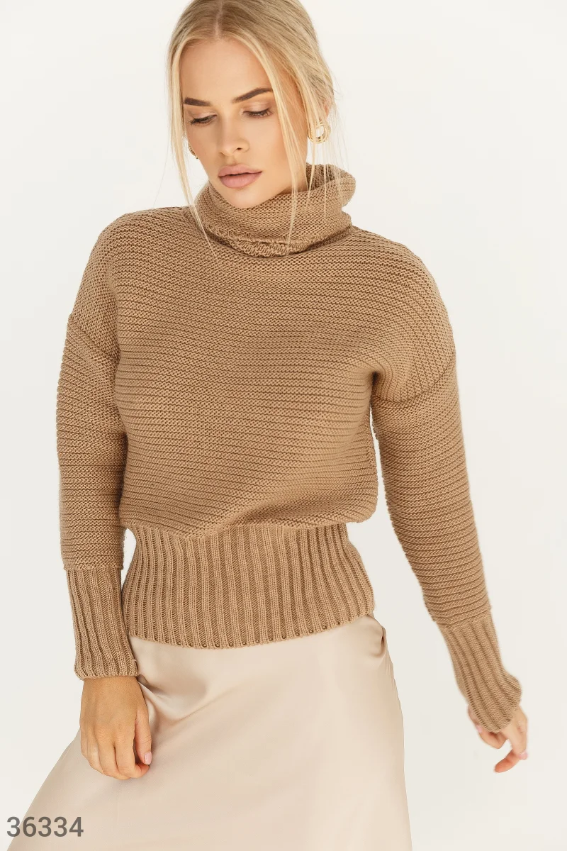 Лаконичный вязаный свитер бежевого цвета фотографія 1