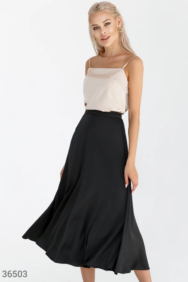 Базовая черная юбка с лаконичным кроем photo 1