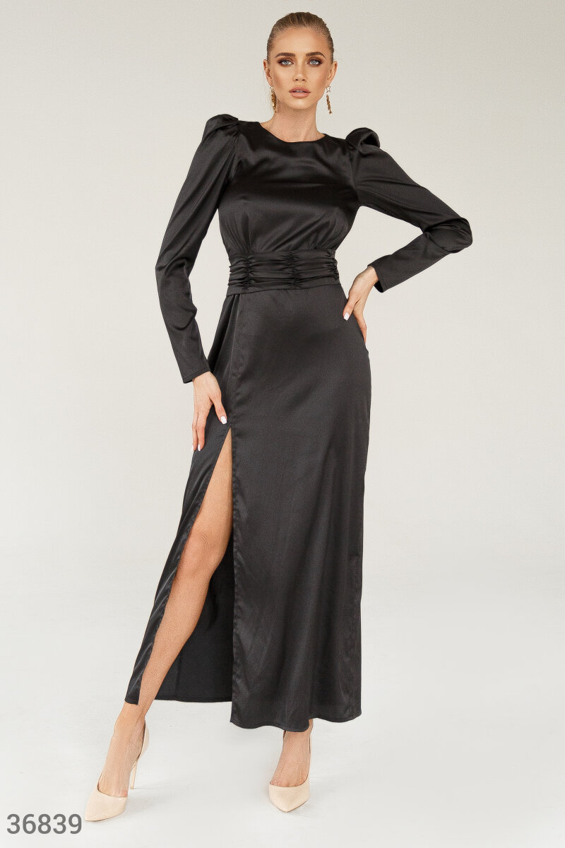 Черное платье с высоким разрезом