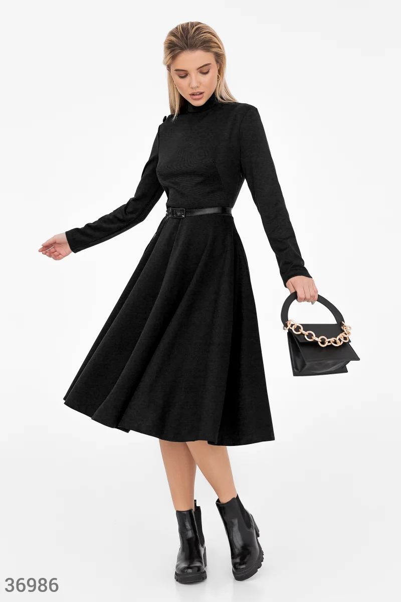 Черное приталенное платье с поясом фотография 1
