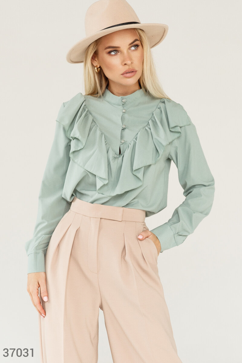 

Блуза с воланом мятного оттенка