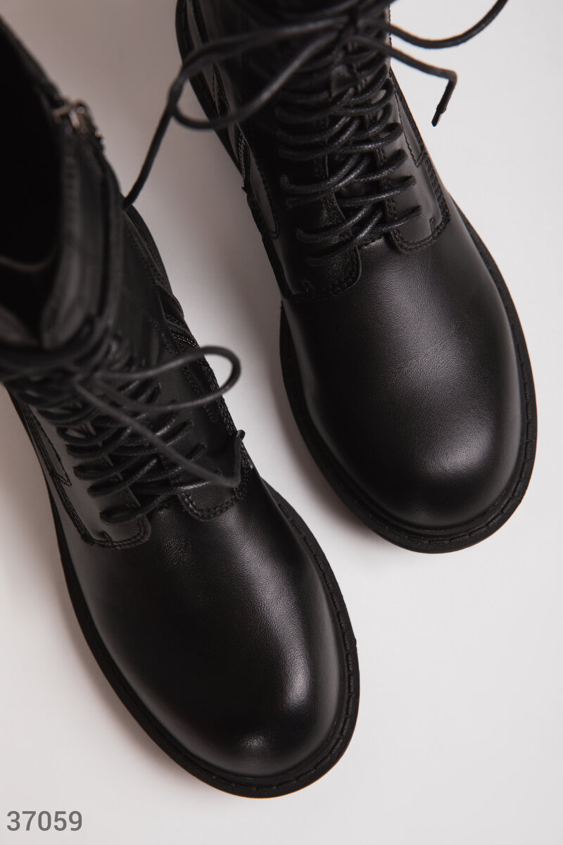 Черные ботинки со шнуровкой