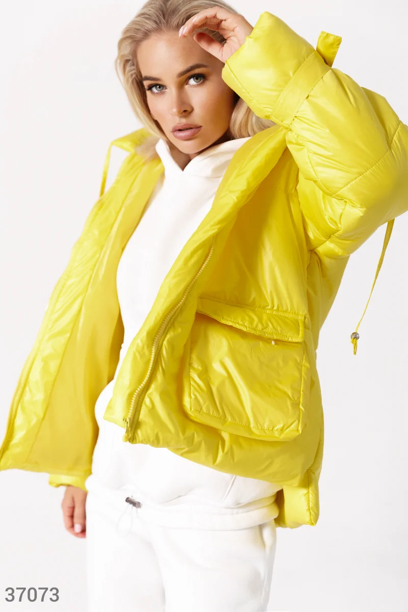 Объемная стеганая куртка желтого цвета фотография 1