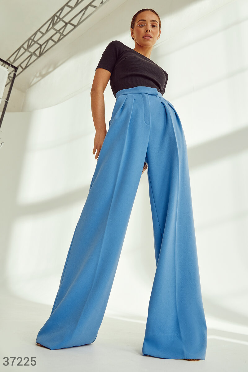 

Актуальные брюки-палаццо голубого оттенка