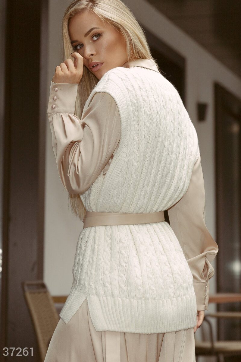 Trendy vest with aran pattern