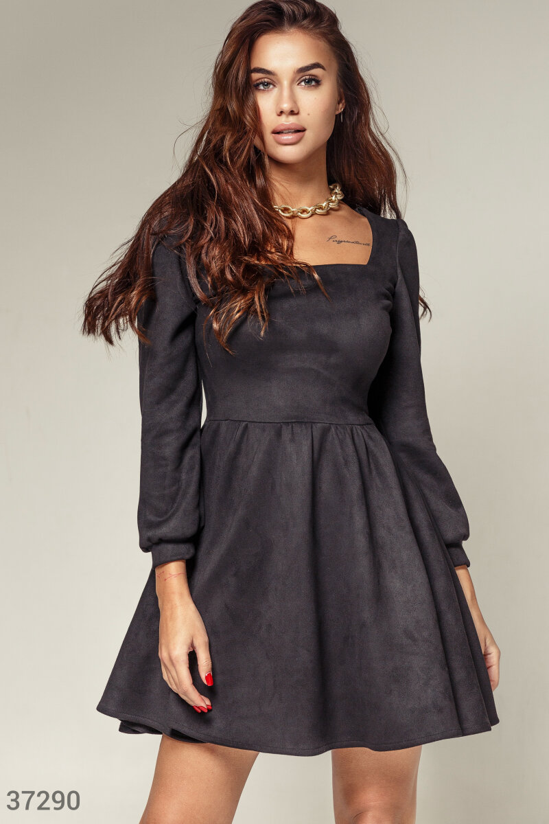 

Приталена сукня із чорної замші