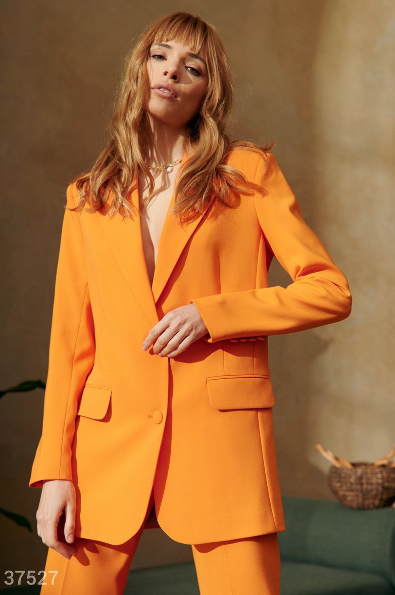 Яскравий піджак помаранчевого відтінку фотографія 1