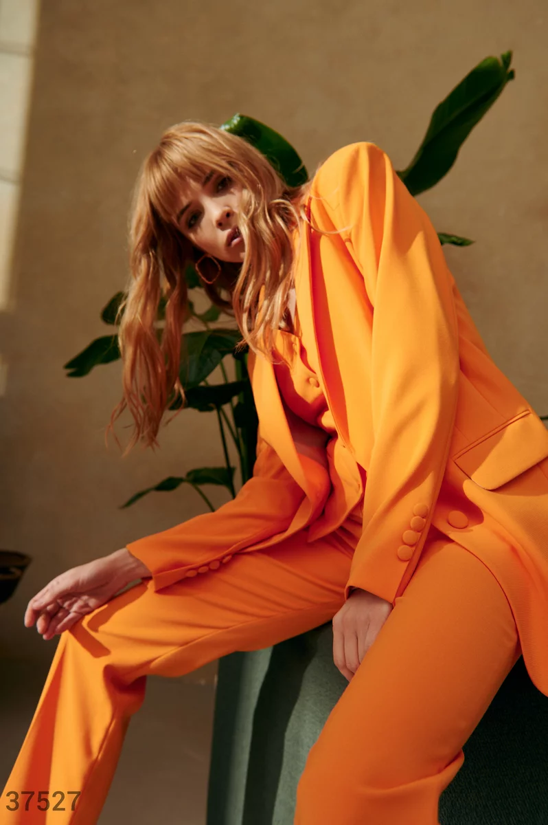 Яркий пиджак оранжевого оттенка фотография 3