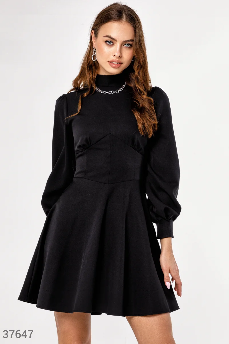Черное платье с фигурной кокеткой фотография 1