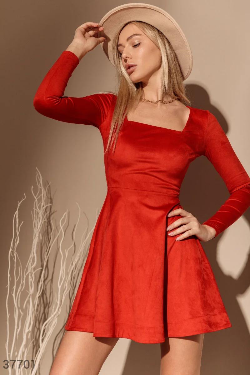 Красное платье с акцентным вырезом фотографія 1