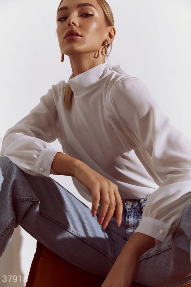 Белая блуза лаконичного кроя фотография 1