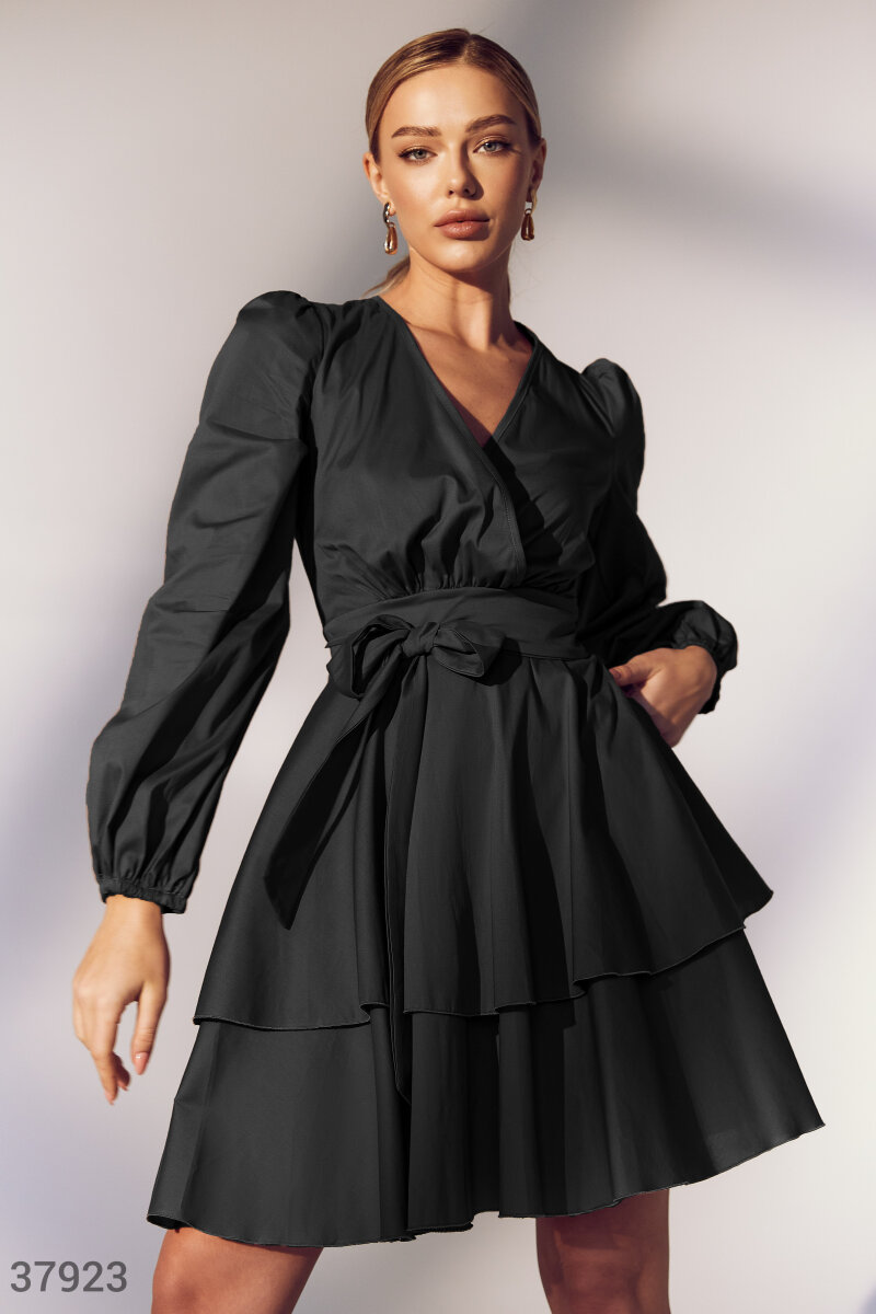 

Черное платье с объемной юбкой
