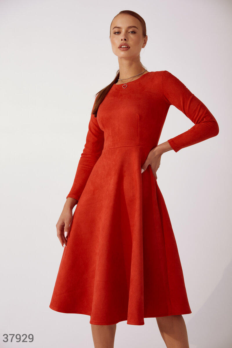 Красное замшевое платье