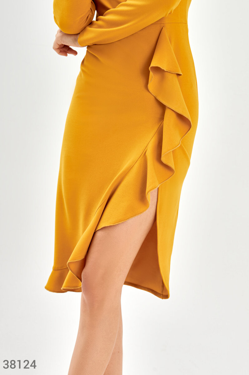 Желтое платье с высоким разрезом