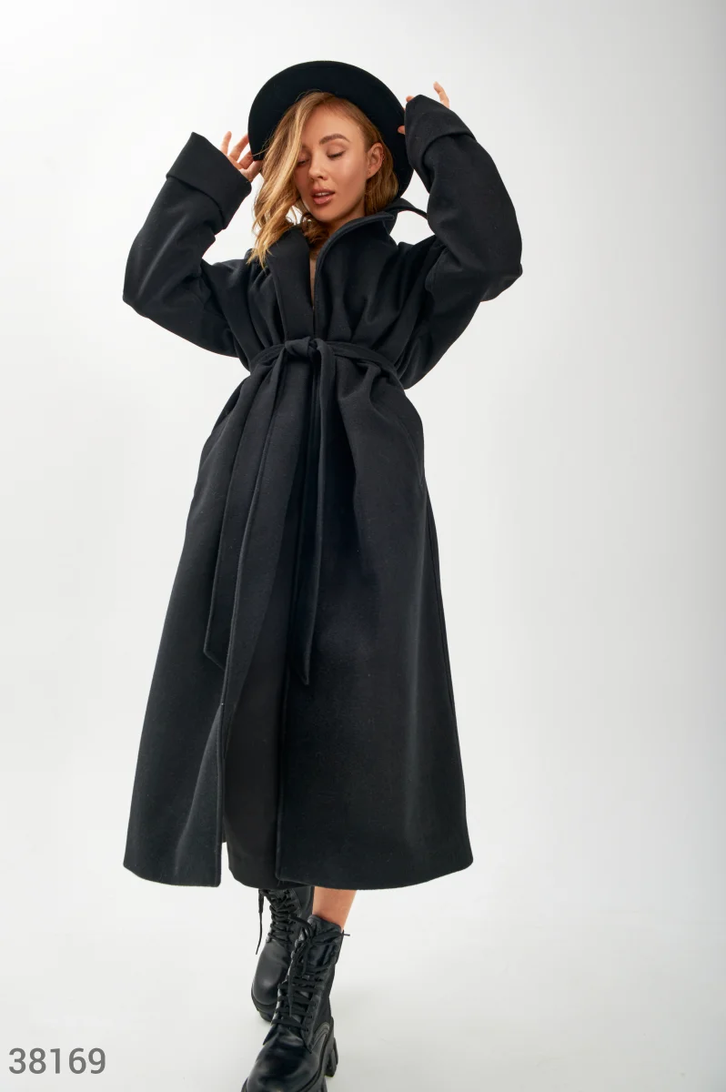 Черное удлиненное пальто фотографія 1