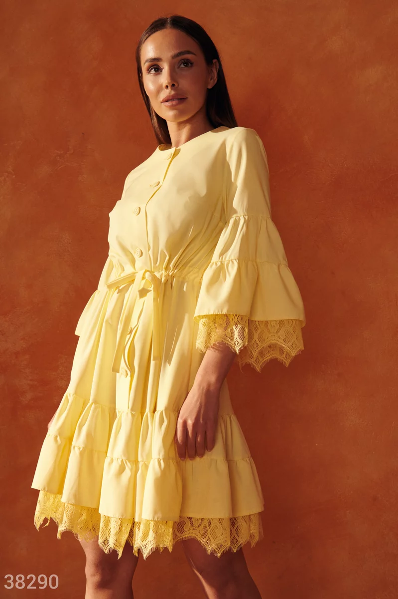 Желтое свободное платье с кружевом фотография 1