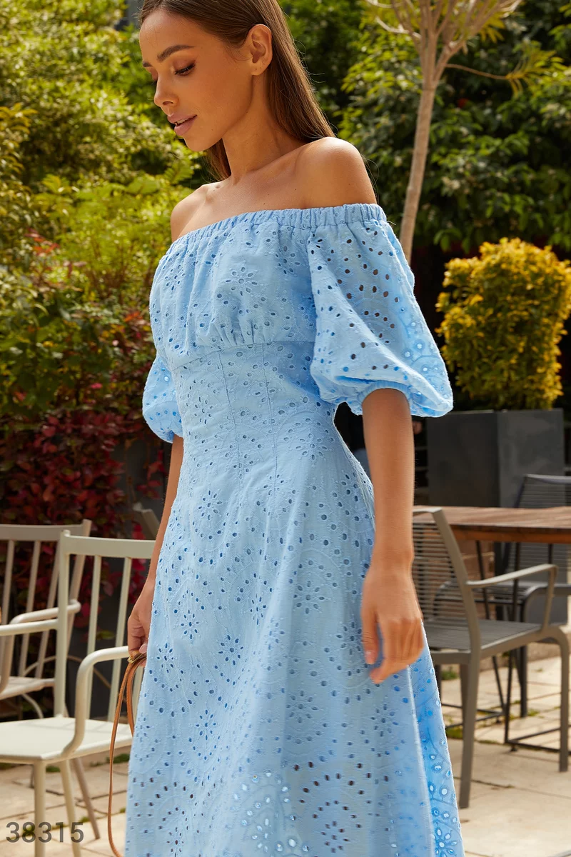 Голубое платье с открытыми плечами фотография 3