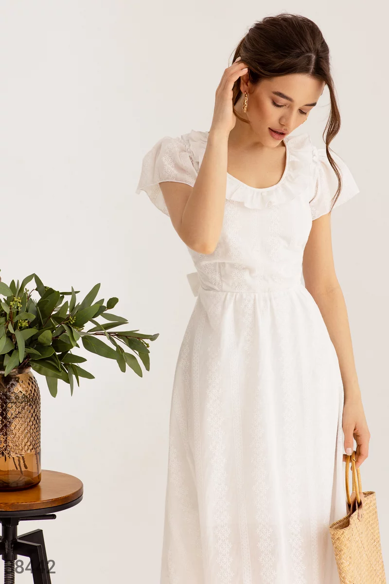 Белоснежное платье с вышивкой фотография 1
