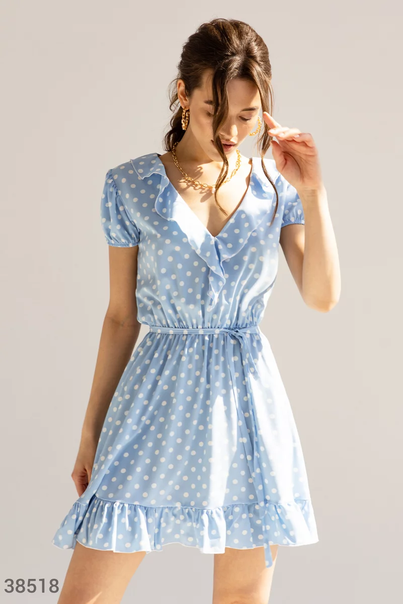 Короткое платье небесно-голубого оттенка фотография 1