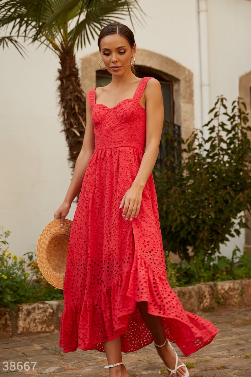 

Красное платье с вышивкой