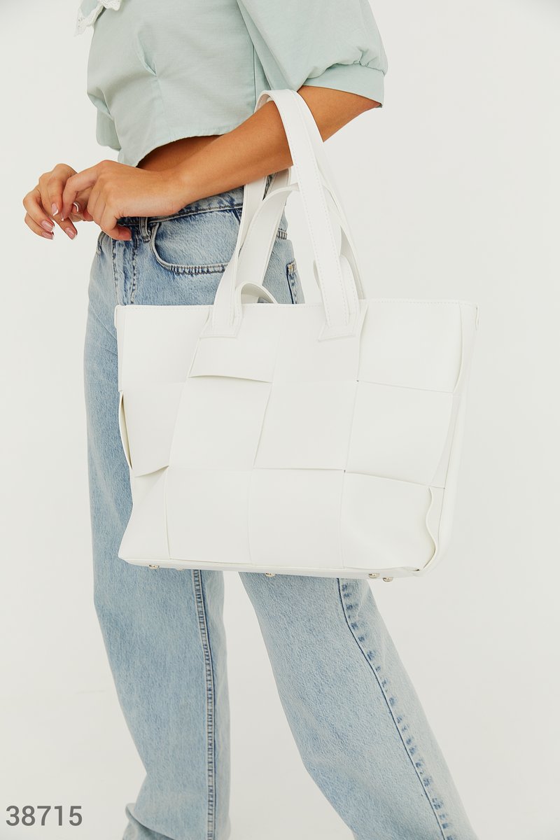 

Белая сумка с плетением