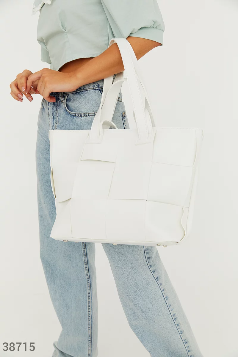 Белая сумка с плетением фотография 1