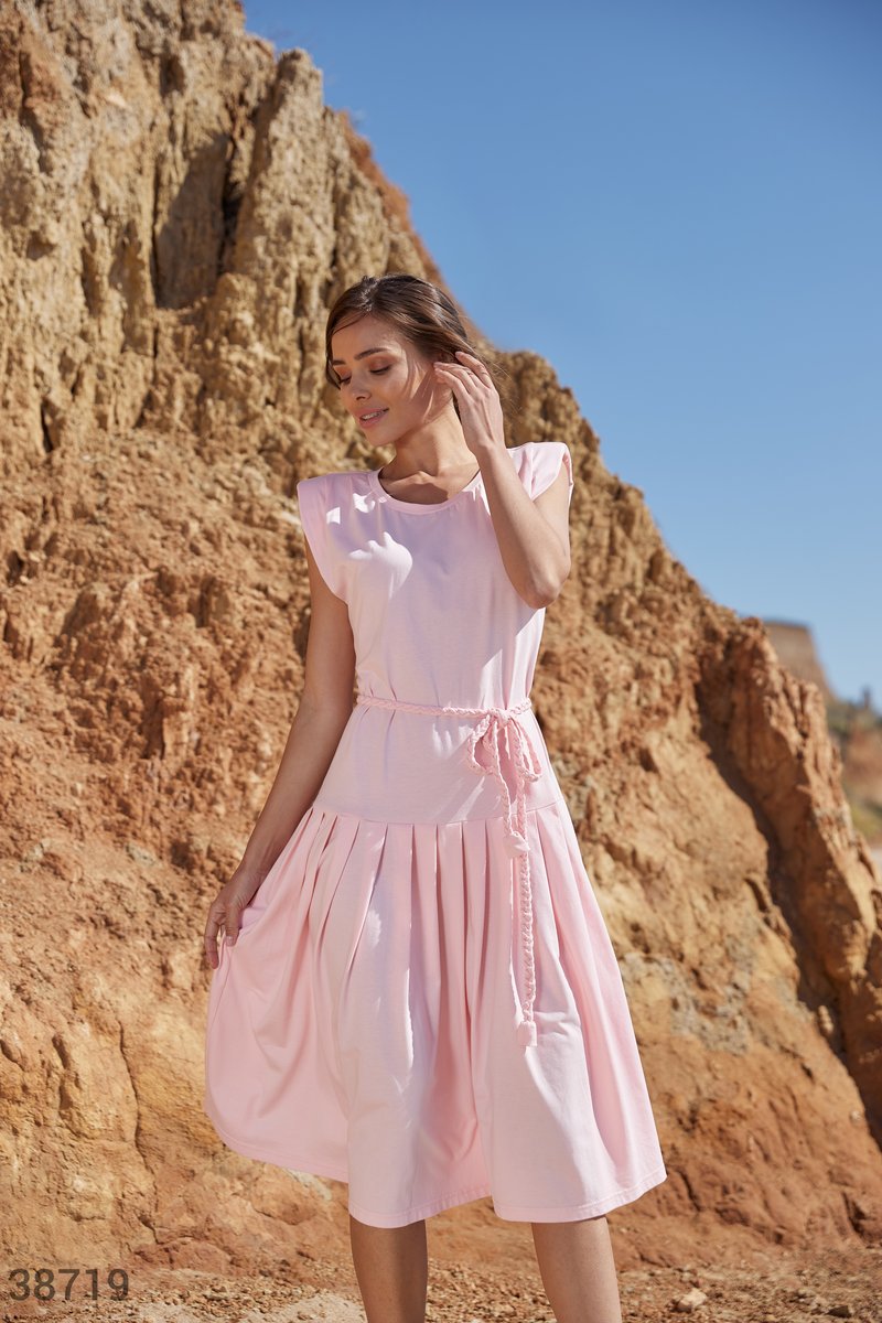Розовое платье с плиссировкой