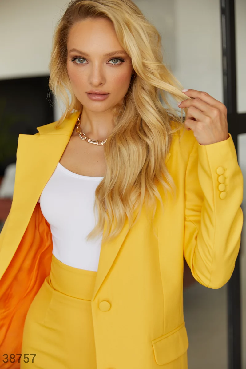 Яркий пиджак желтого оттенка фотография 2