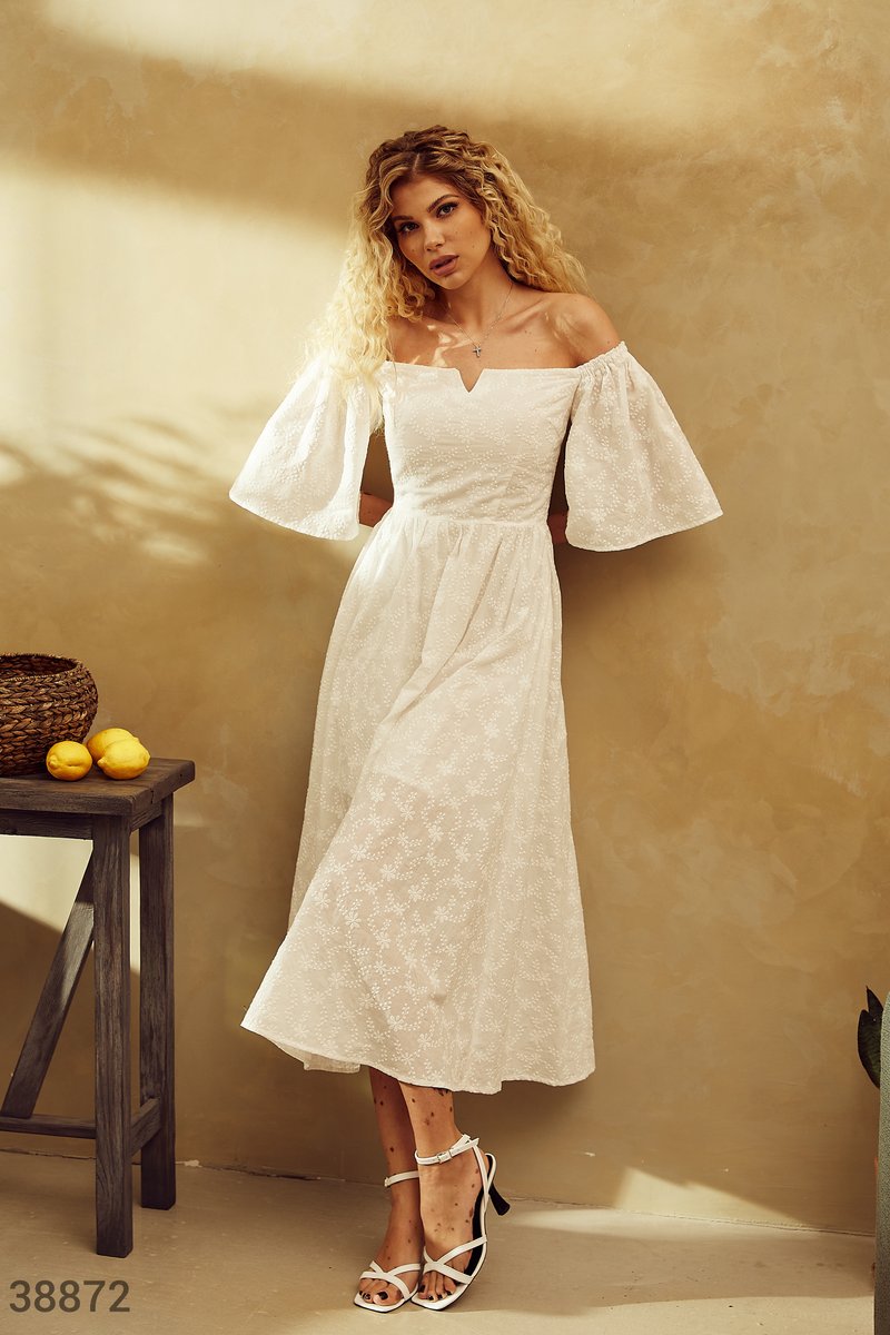 

Ефектна біла сукня