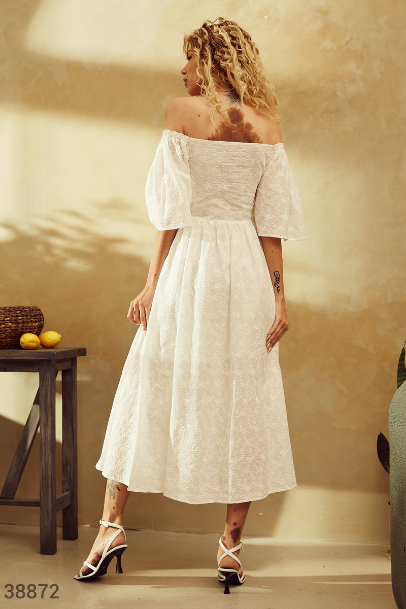Ефектна біла сукня