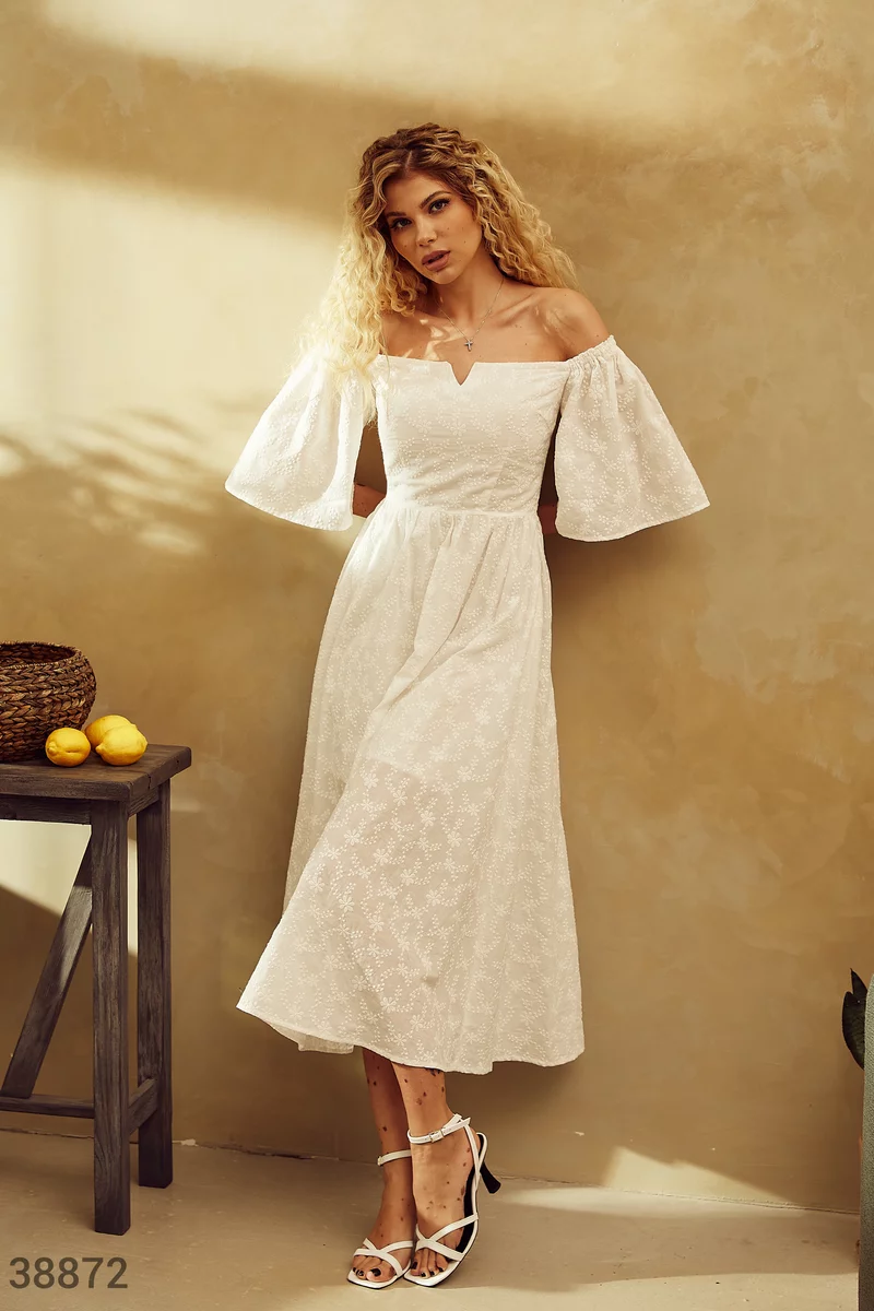 Ефектна біла сукня фотографія 1
