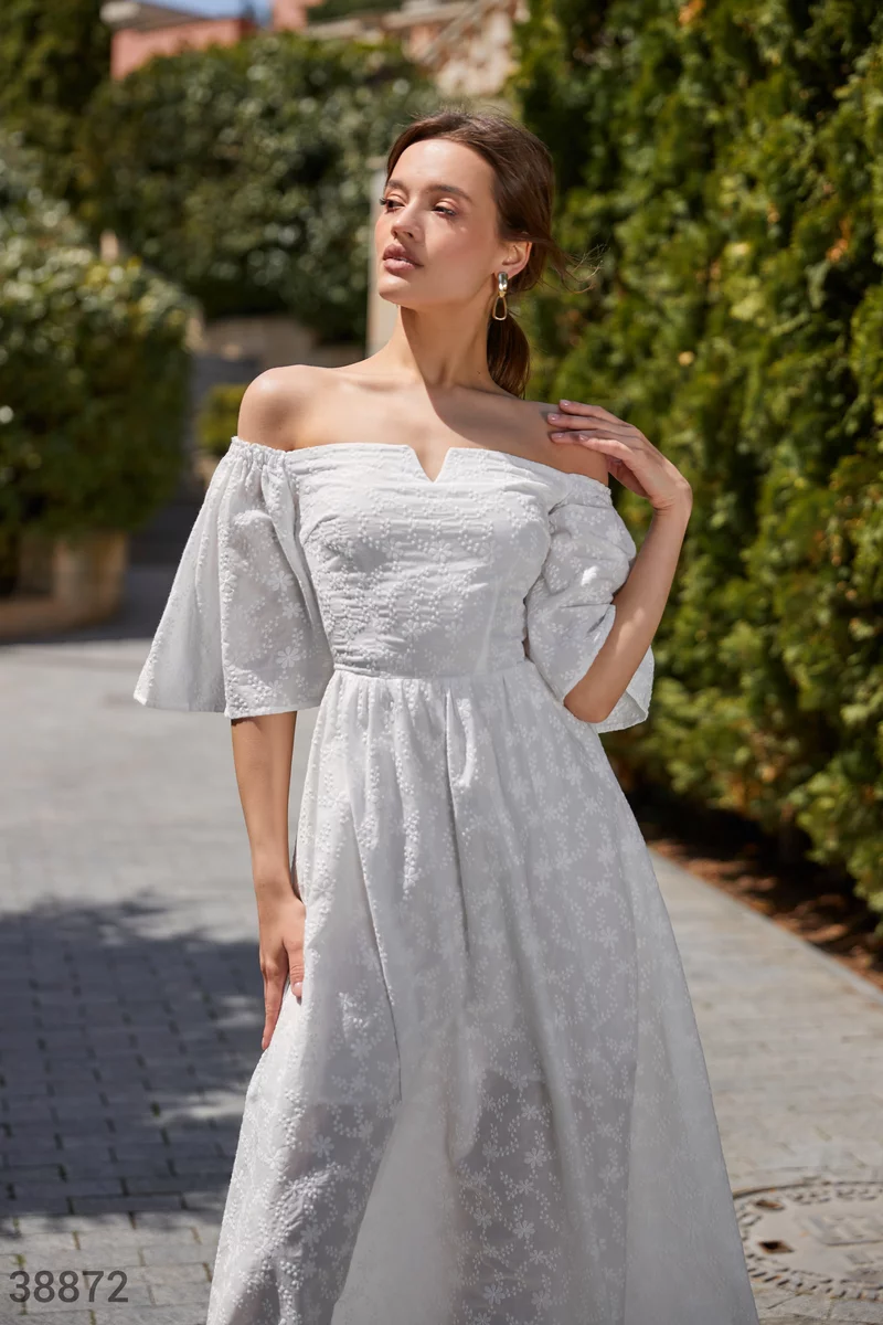 Ефектна біла сукня фотографія 5