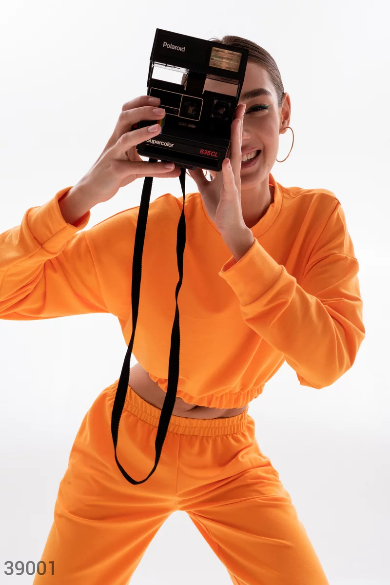 Оранжевый костюм с укороченным свитшотом фотография 1