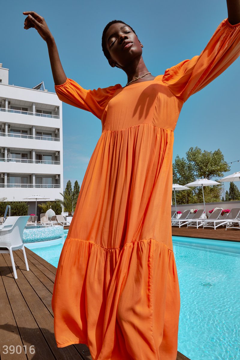 Оранжевое платье свободного кроя
