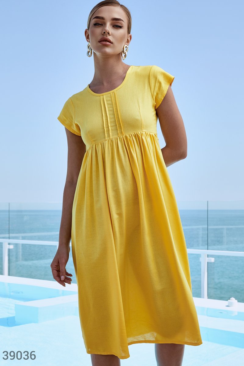 Желтое платье с драпировкой