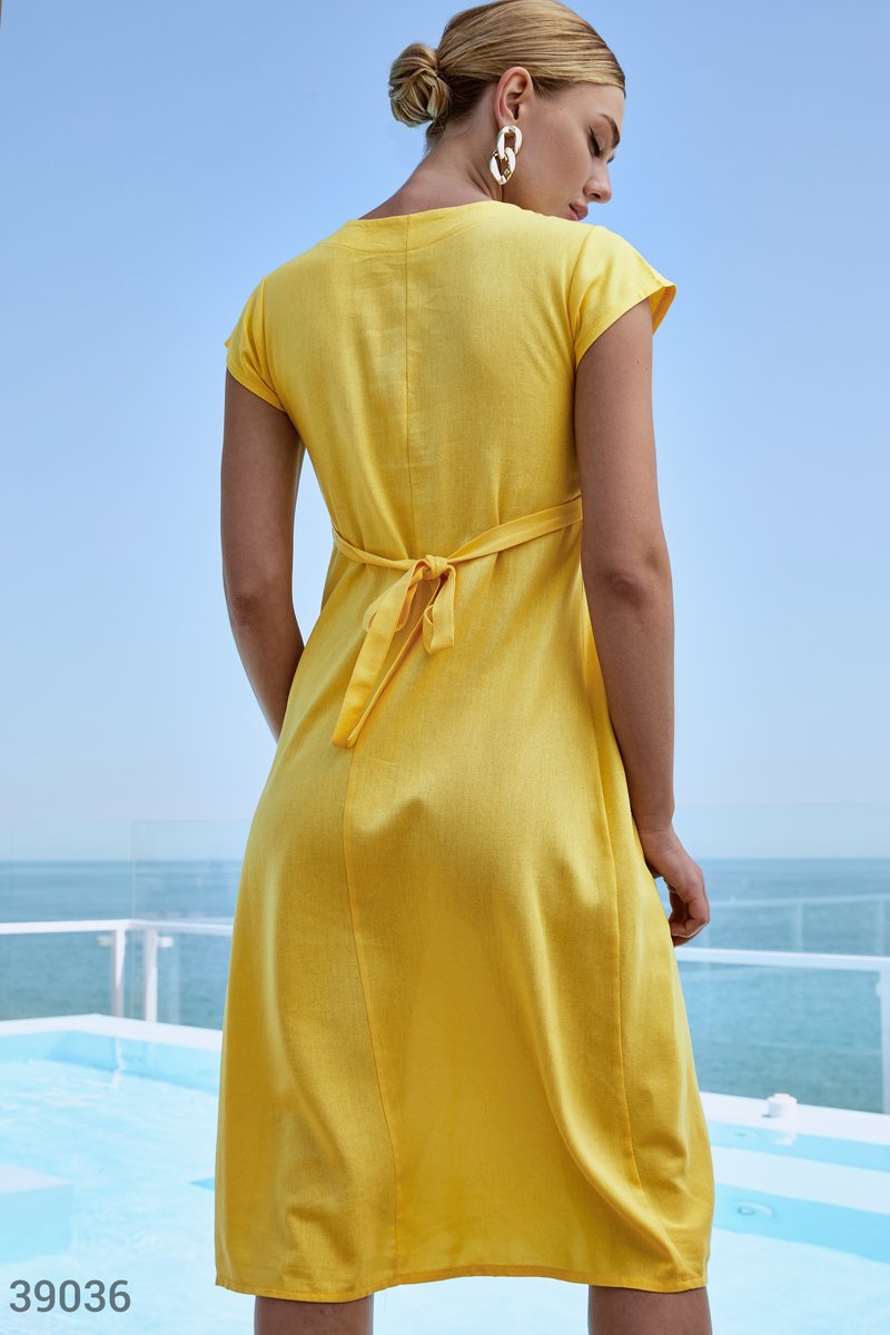 Желтое платье с драпировкой