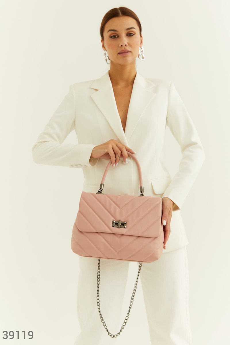 

Рожева сумка в діловому стилі