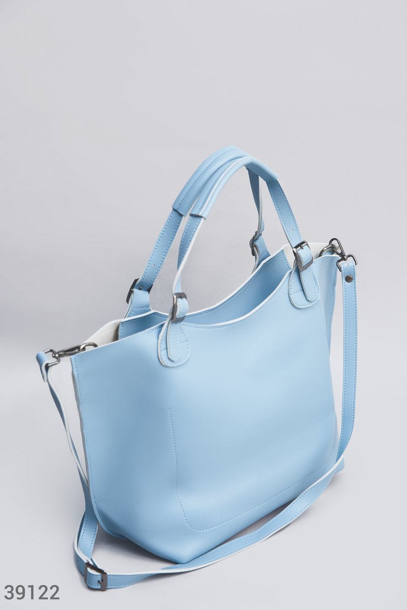 Вместительная сумка голубого цвета