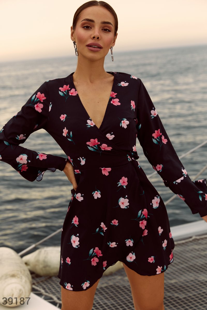 

Короткое платье на запáх